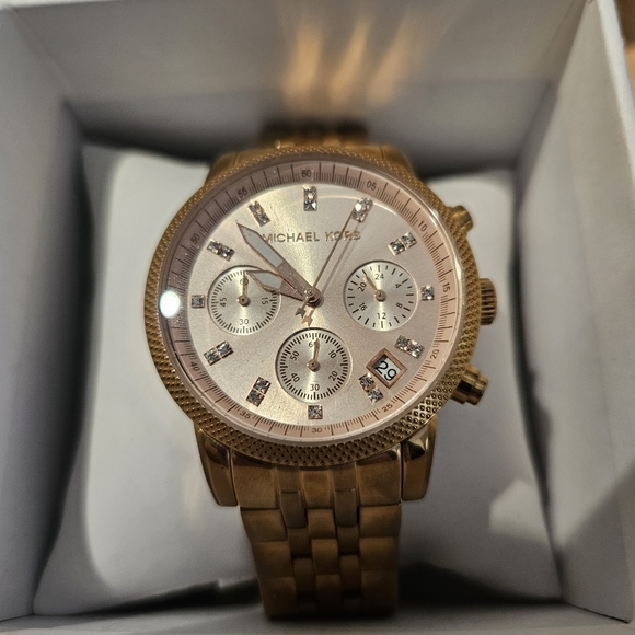 Michael Kors Rose Gold Watch - Picture 3 of 13